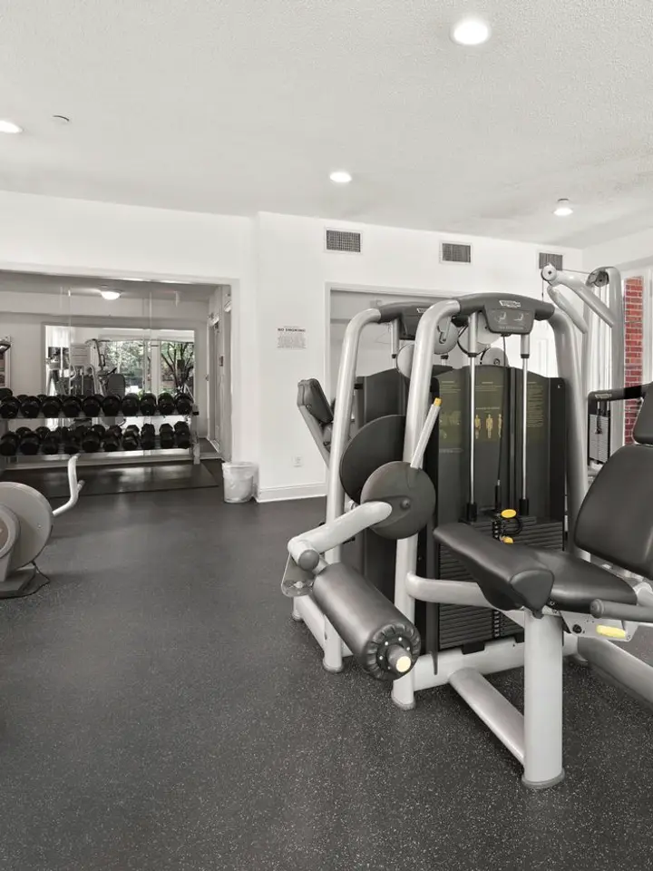 Sala de máquinas de un gimnasio sin gente
